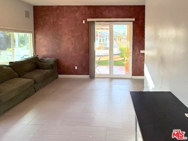 Foto del edificio - 6231 Royer Ave