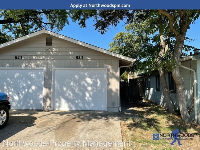 Building Photo - 2 br, 1 bath House - 823 Oak St