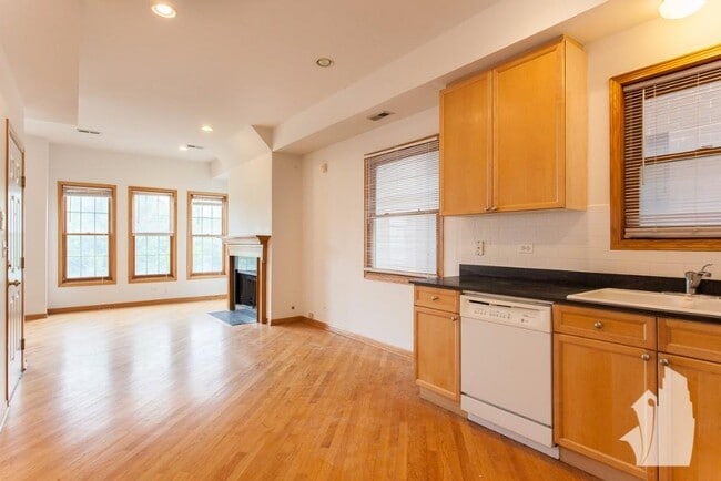 Building Photo - 1320 W Diversey Pky