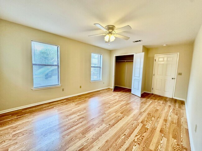 Building Photo - 2/2 Home Available For Move In