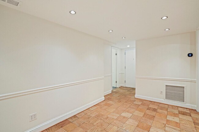 Foto del edificio - Beautiful One Bedroom in the Heart of Foggy Bottom| Water and Gas Included!