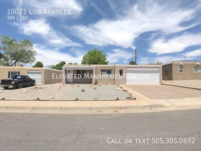 Building Photo - Amazing 3 bedroom in NE! Open floor plan w...