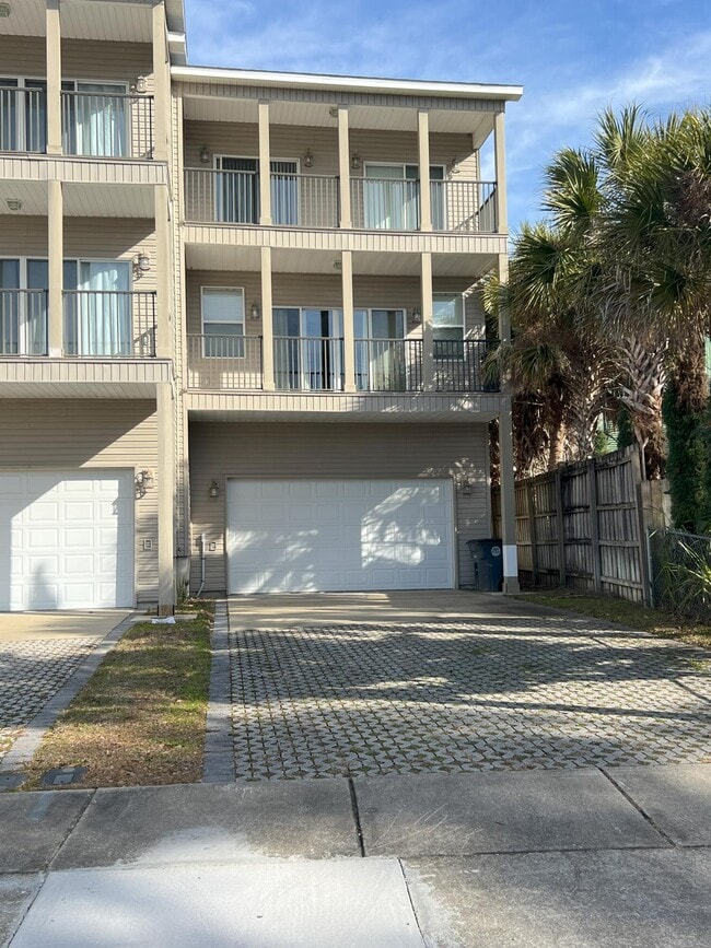 Building Photo - 1147 N Bayshore Dr