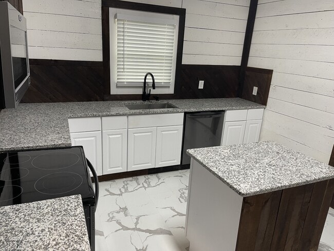 Building Photo - 112 Yates St