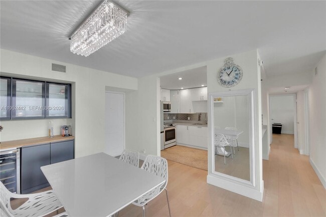 Building Photo - 100 Bayview Dr