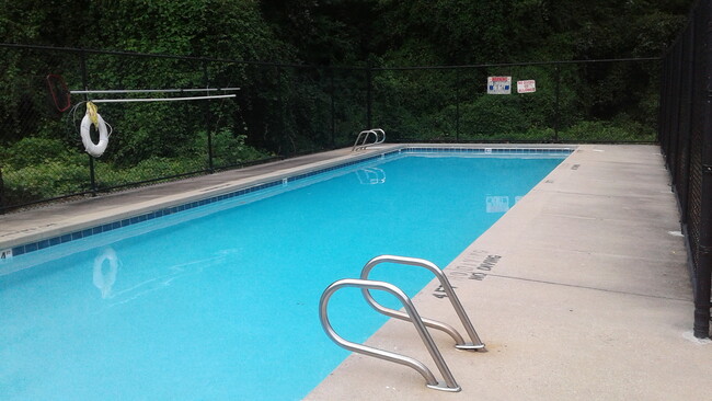 Building Photo - Adorable Condo in Sunset Hills! 2BR/1BA