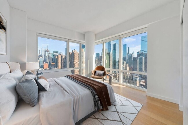 Building Photo - 550 W 45th St