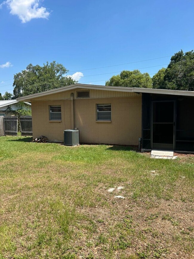 Foto del edificio - Three bedroom one bath - Bartow