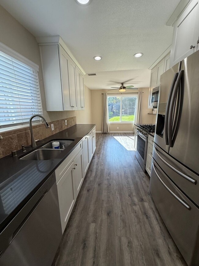 Foto del edificio - 3 bedroom, 1 1/2 bath home in Thousand Oaks