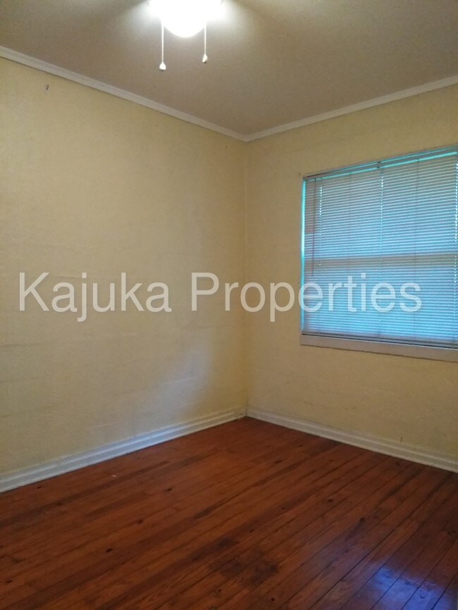 Building Photo - Cozy 1 bedroom, 1 bathroom Duplex