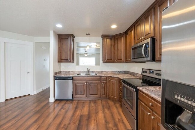 Building Photo - Gorgeous Provo Townhome
