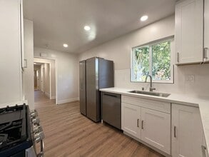 Building Photo - 654 Cuesta Dr