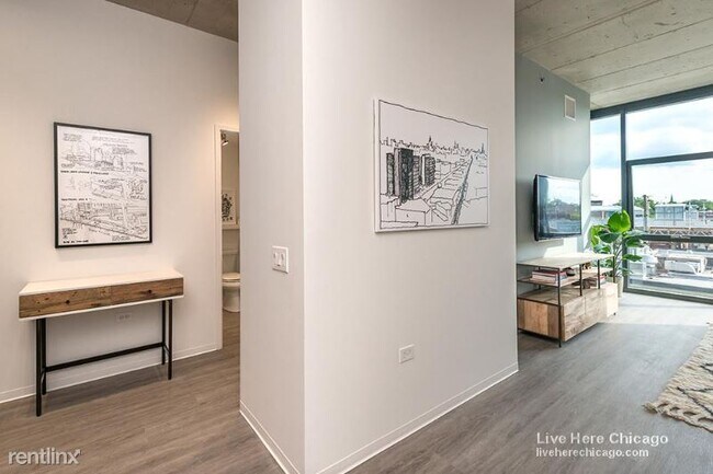 Building Photo - 2 br, 1 bath Condo - 2210 N Washtenaw Ave