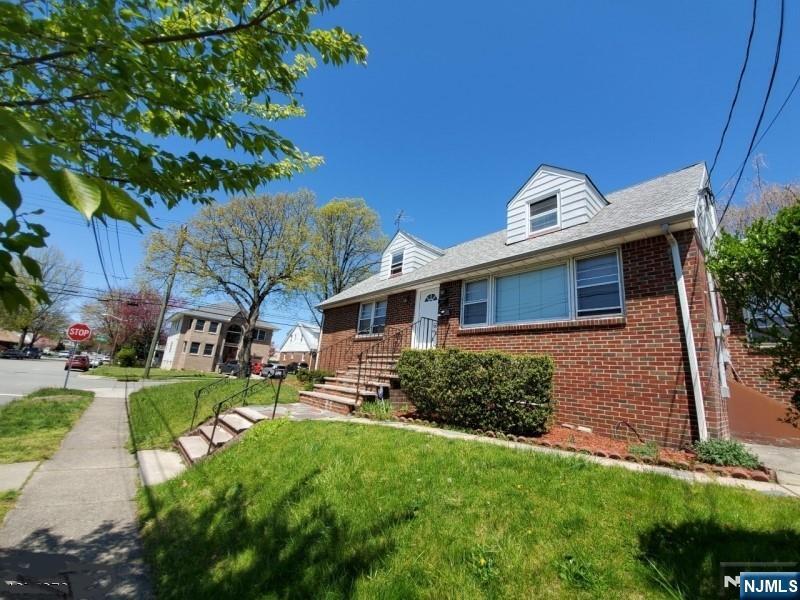 Primary Photo - 18 Howard Ave
