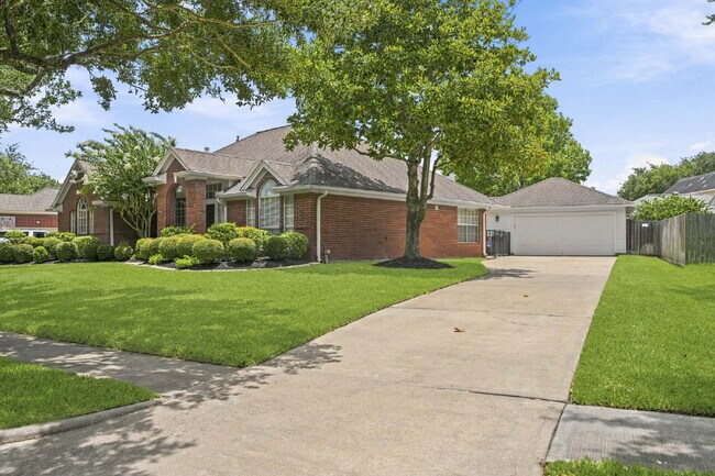 Foto del edificio - Refreshed 4-Bedroom in New Territory with New Paint, New Floors, and Lawn Care Included.