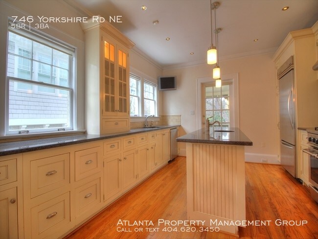 Foto del edificio - 746 Yorkshire Rd NE