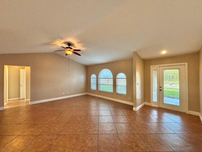 Foto del edificio - BEAUTIFUL 3 Bedroom 2 bath Move-In Ready!