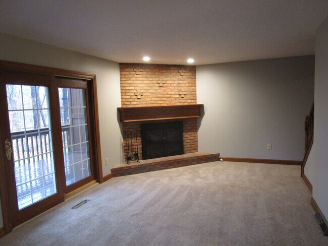 Living room w/fireplace and rear deck - 5045 Johnnycake Rdg NE