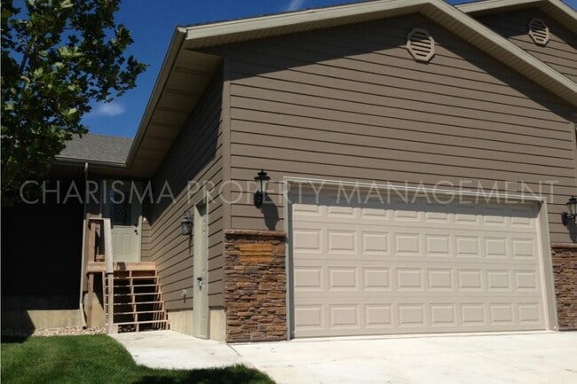 Building Photo - RARE TO FIND 4 BEDROOM, 2 BATH TOWN HOME, ...