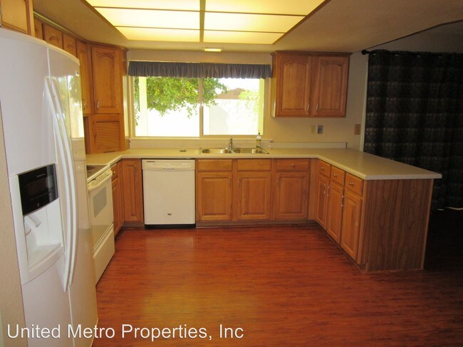 Building Photo - 3933 W Sunnyside Dr