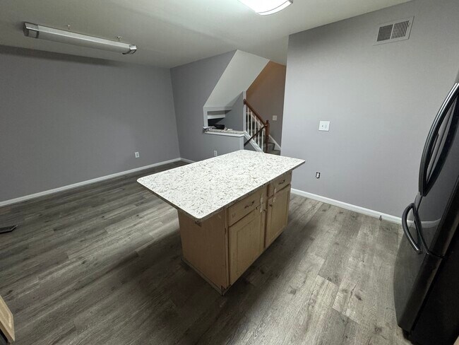 Building Photo - 213 Royal Oak Ct