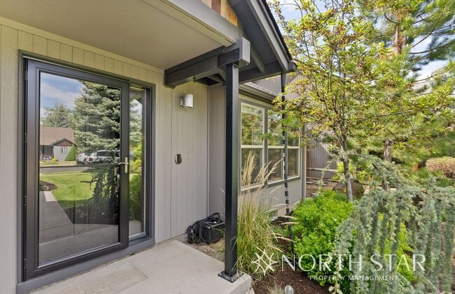 Building Photo - Modern and Spacious 3 bed/2 bath