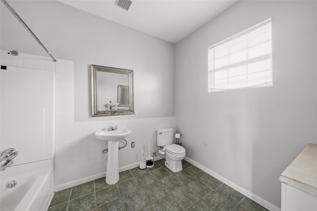 Building Photo - 1510 Truxillo St