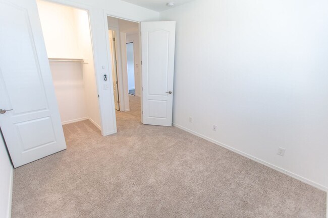 Building Photo - 14231 W El Cortez Pl