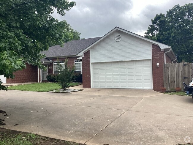 Large two car garage - 5408 S Y St