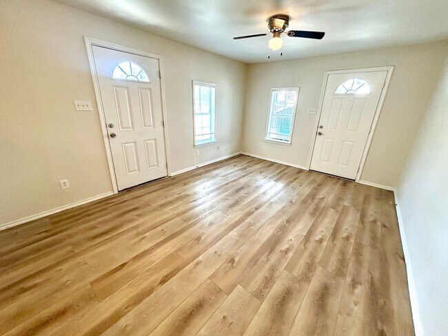 Building Photo - Cozy 2/2 Rental Just Minutes from Downtown!