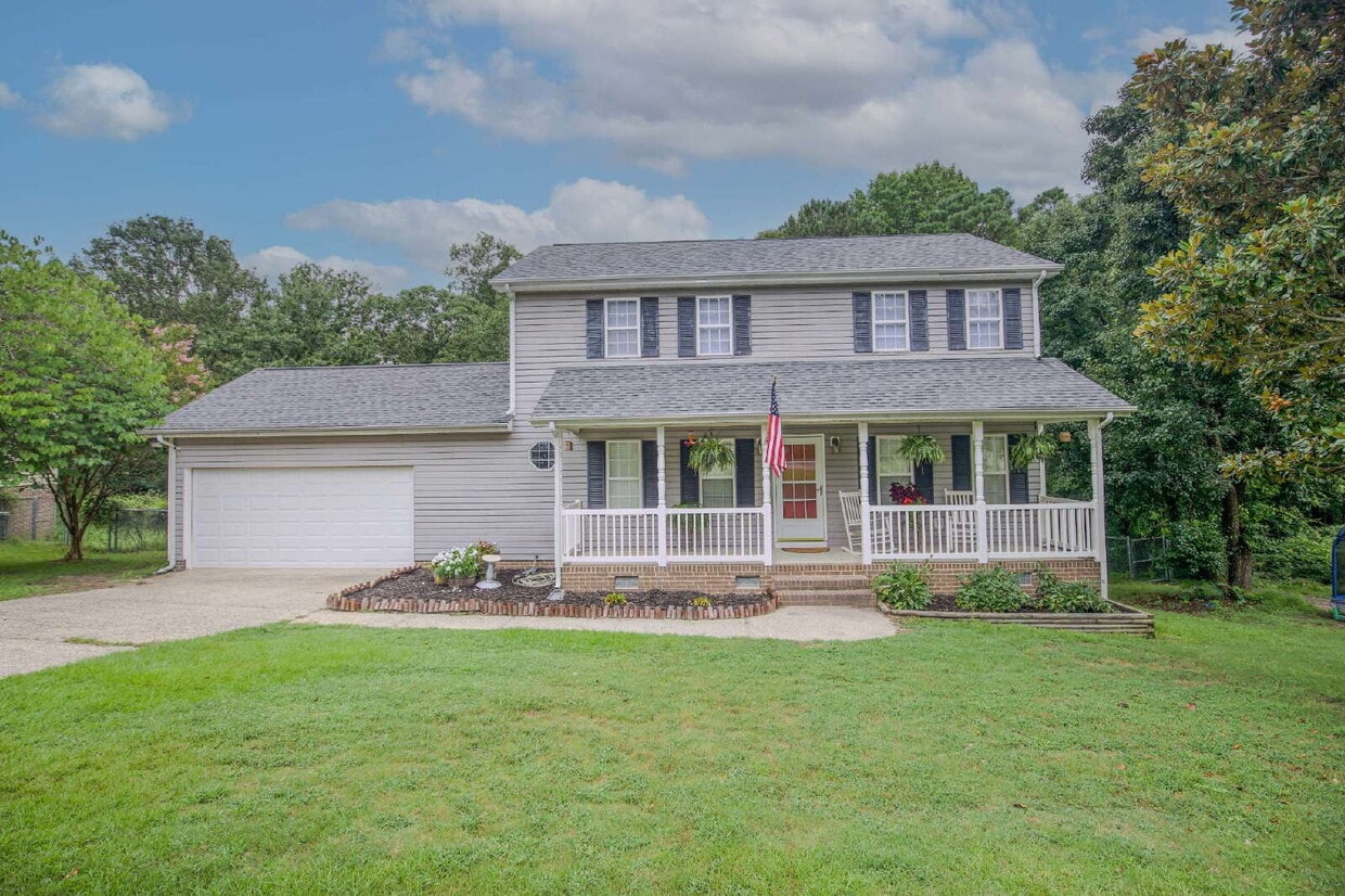 Foto principal - Charming 3 Bedroom, 2,5 Bath home with hug...