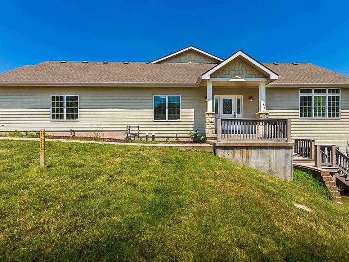 Foto principal - Large and Spacious Duplex Available