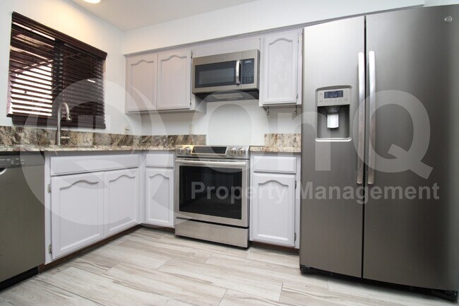 Foto del edificio - 295 E Root Way