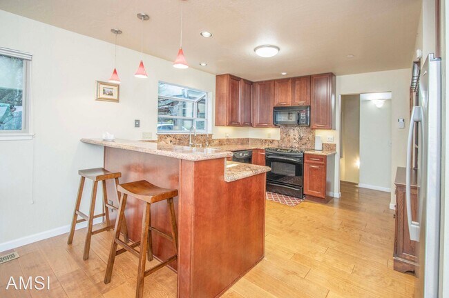 Foto del edificio - 4 br, 2 bath House - 90 Oakland Ave