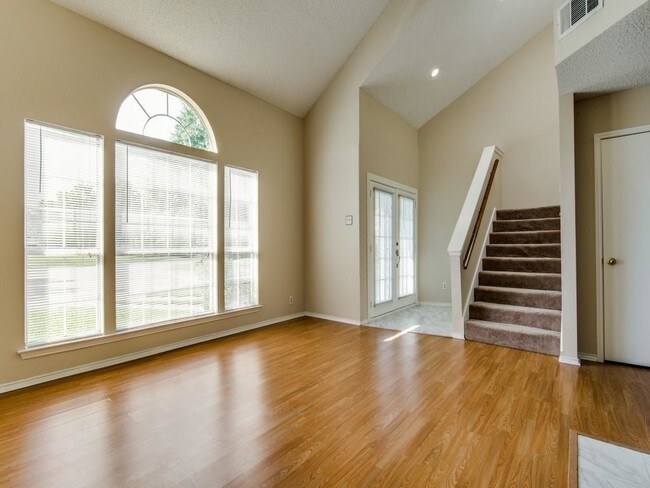 Building Photo - 815 Ventura Park