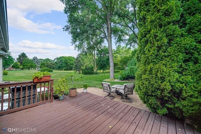 Large private backyard - 940 Troon Ct