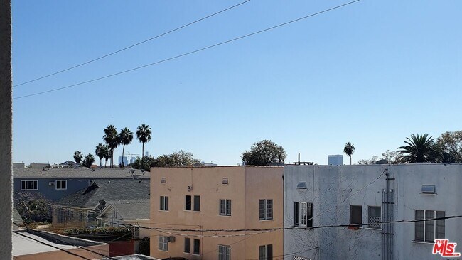 Foto del edificio - 5030 Rosewood Ave