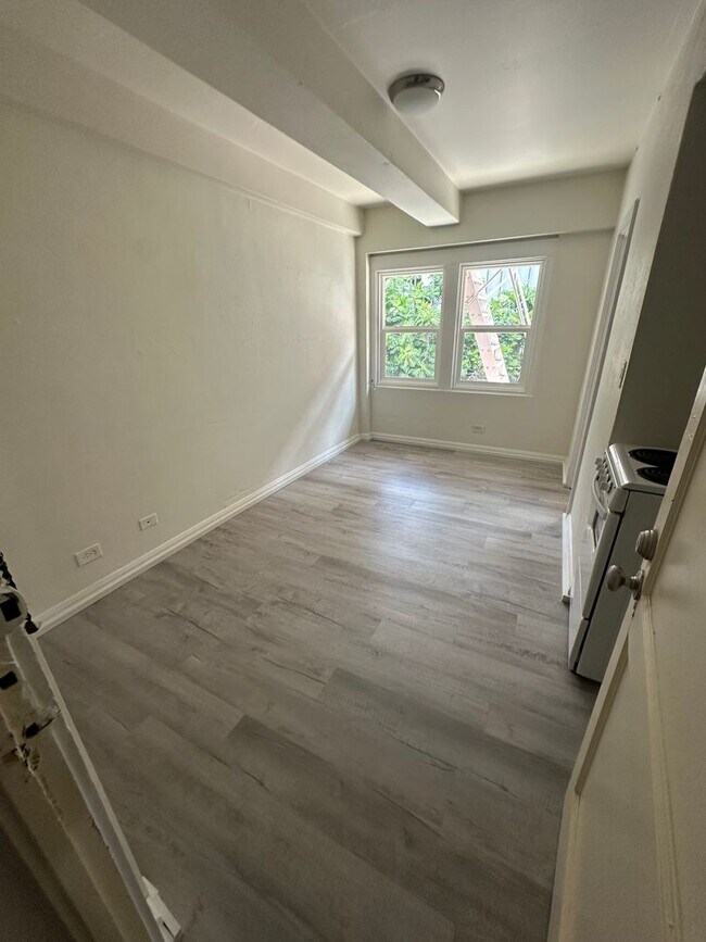 Building Photo - Newly Renovated Studio Apartment in the Heart of Waikiki!!!