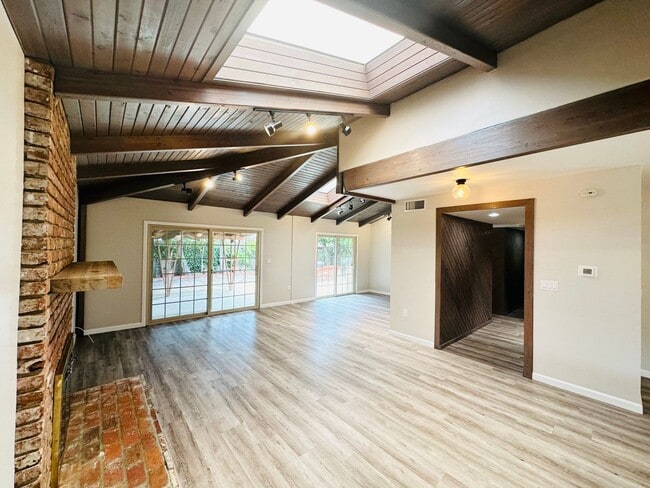 Building Photo - 5831 Scripps St