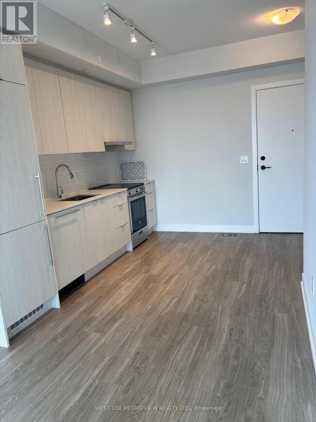 Building Photo - 430-3430 Square One Dr