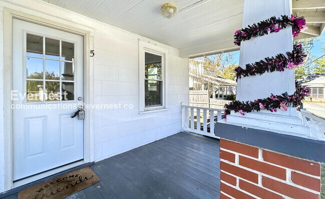 Foto del edificio - 5 Bancroft Ave