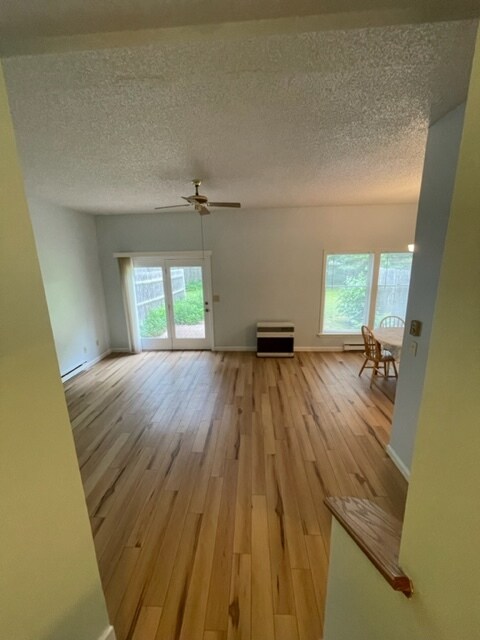 Sala de estar/comedor y patio trasero - 11 Sadler Dr