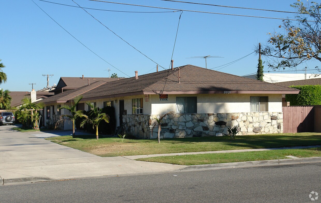 Primary Photo - 9921 Russell Ave