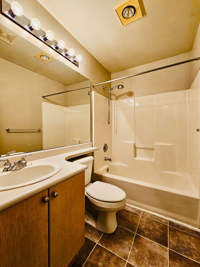 Building Photo - Beautiful 4-Bedroom End-Unit Townhome in Prime Bellevue Location