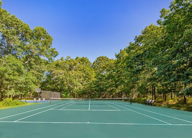Foto del edificio - 528 Wainscott NW Rd