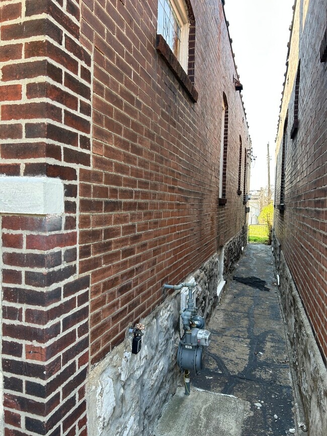 Building Photo - 4890 Margaretta Ave