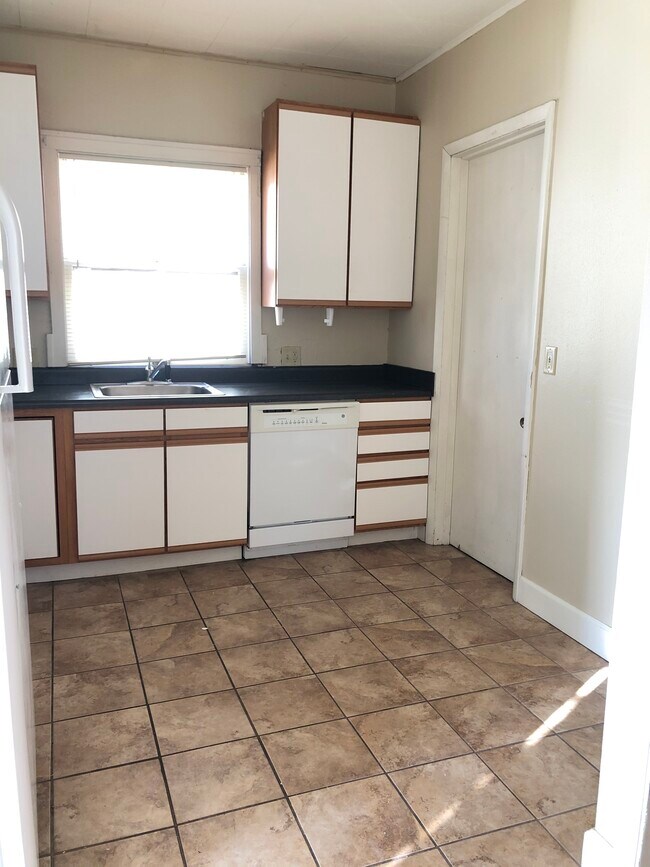 Kitchen - 109 E Prentiss St
