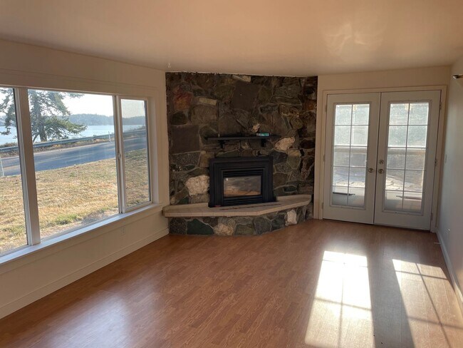 Foto del edificio - George, M (1332 Penn Cove Road)