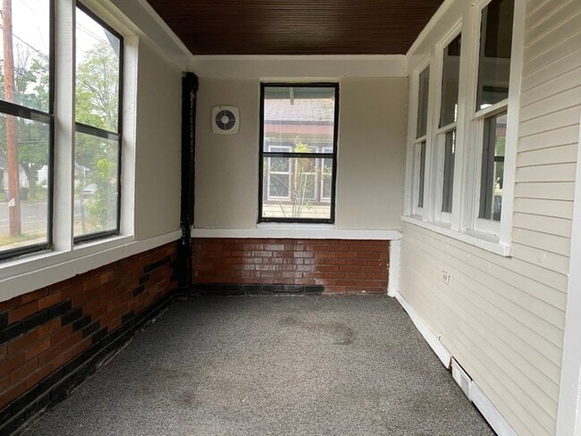 Building Photo - Fully Rehabbed 3 Bed 2 Bath w/ Washer + Dryer