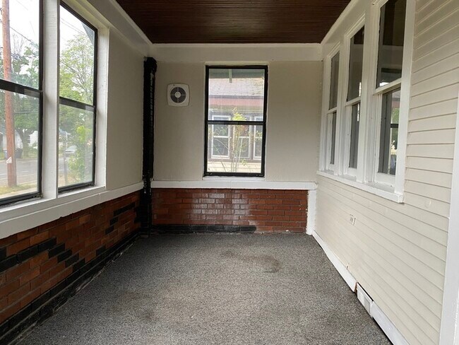 Foto del edificio - Fully Rehabbed 3 Bed 2 Bath w/ Washer + Dryer